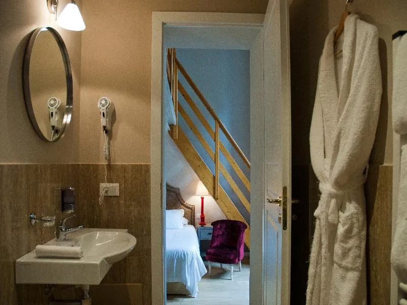 QUADRUPLE CITY VIEW Room, Black 5 Florence Suite, Florence