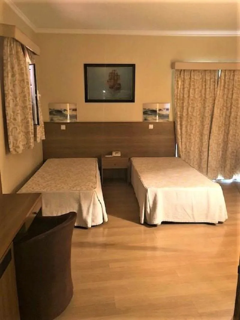 Room, Residencial Chafariz, Madeira