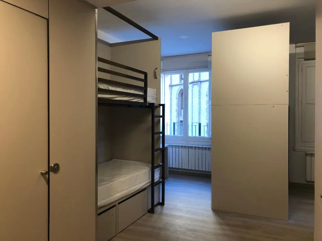 QUADRUPLE BUNK BED Room, Alberg Abat Oliba, Barcelona