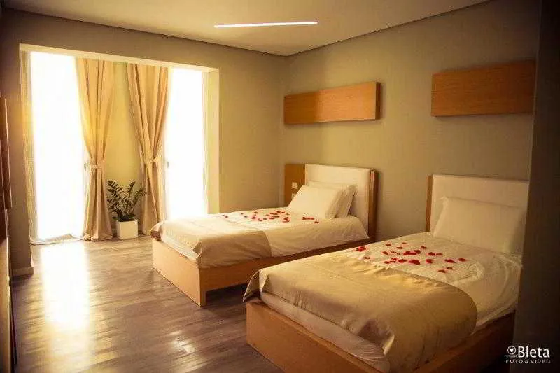 Room, Bologna, Kavaje