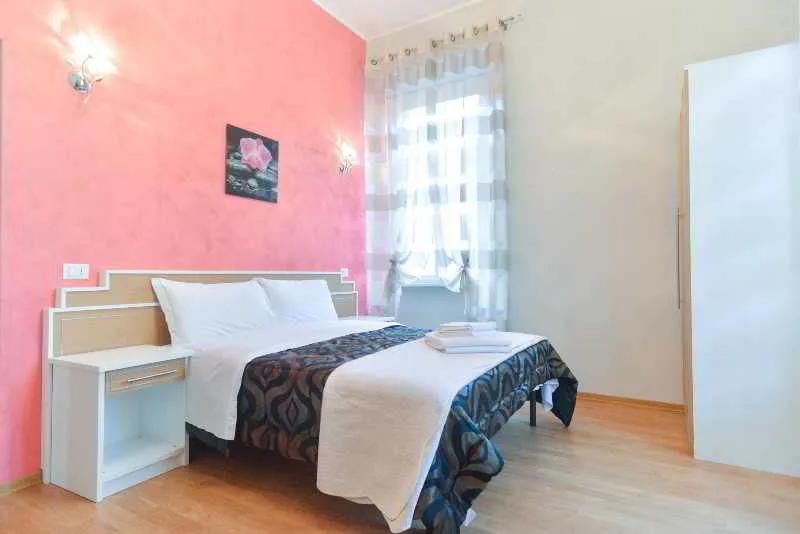 Room, B & T Rooms Trani, Naples