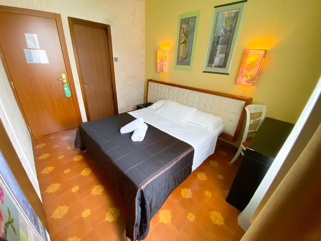 DOUBLE STANDARD Room, Roma Room, Rome