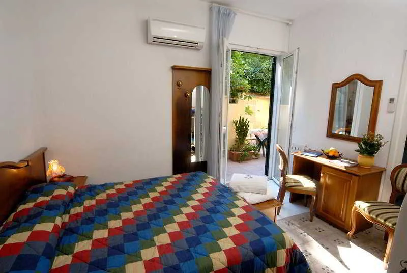 Room, Giardino delle Ninfe e la Fenice, Naples