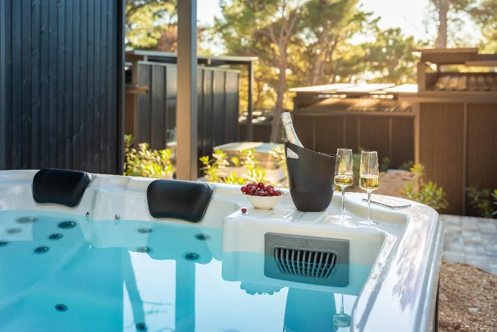 MOBILE HOME WITH JACUZZI Room, Pinadria Camping Resort, Split