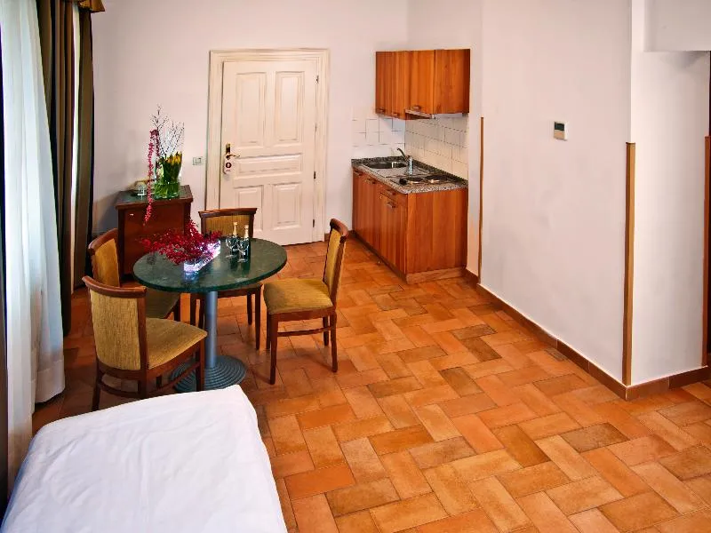 Room, Galileo, Prague