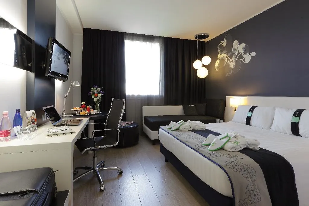 DOUBLE PREMIUM QUEEN BED Room, Holiday Inn Milan Nord Zara, Milan