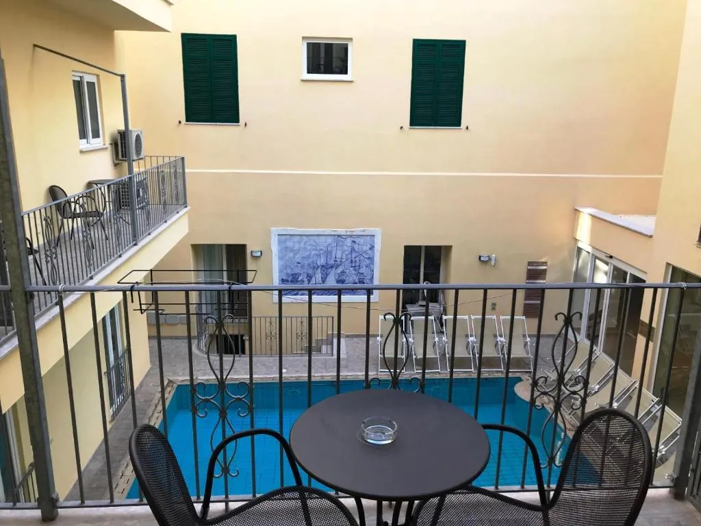 Room, Bristol Terme, Naples