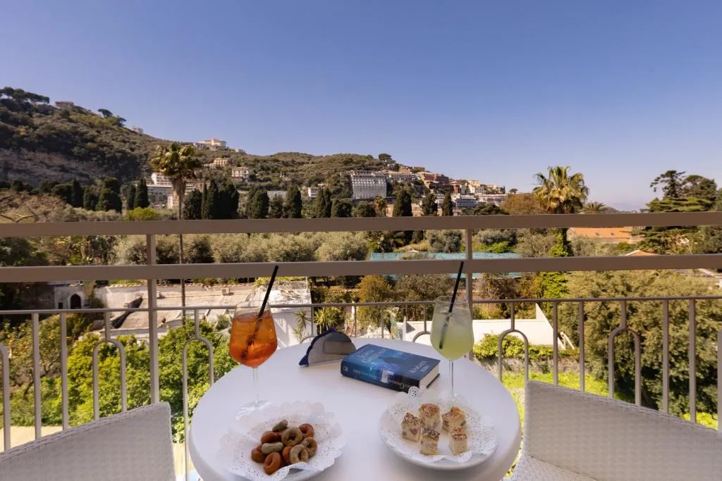 Double or Twin POOL VIEW Room, Hotel Regina Sorrento, Naples