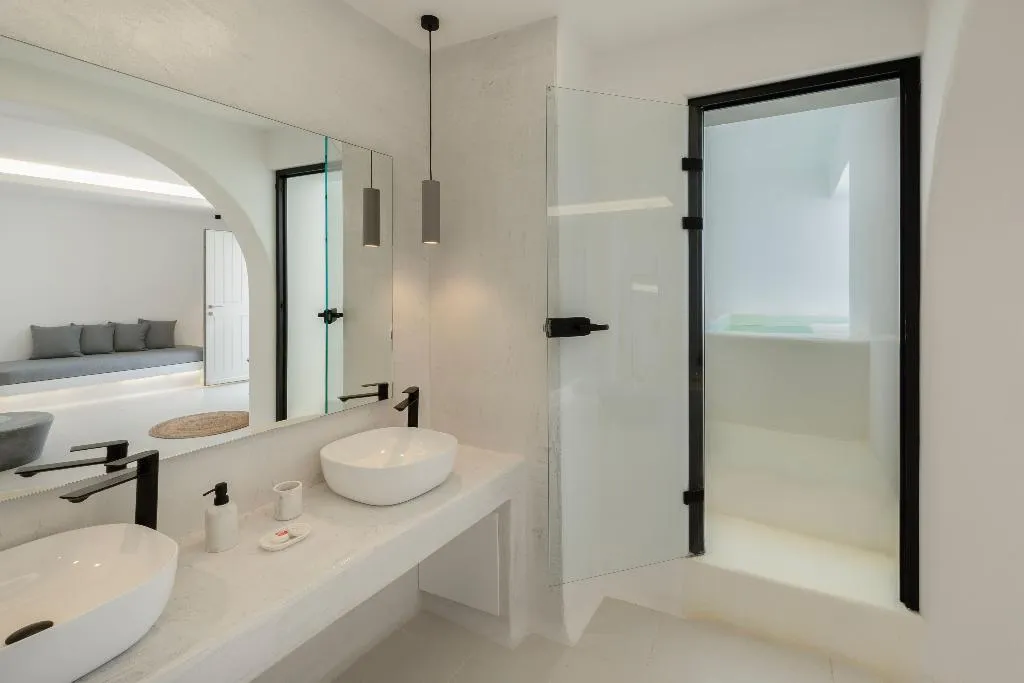 SUITE DELUXE GARDEN VIEW Room, Zannos Melathron Hotel By Omilos Hotels, Santorini