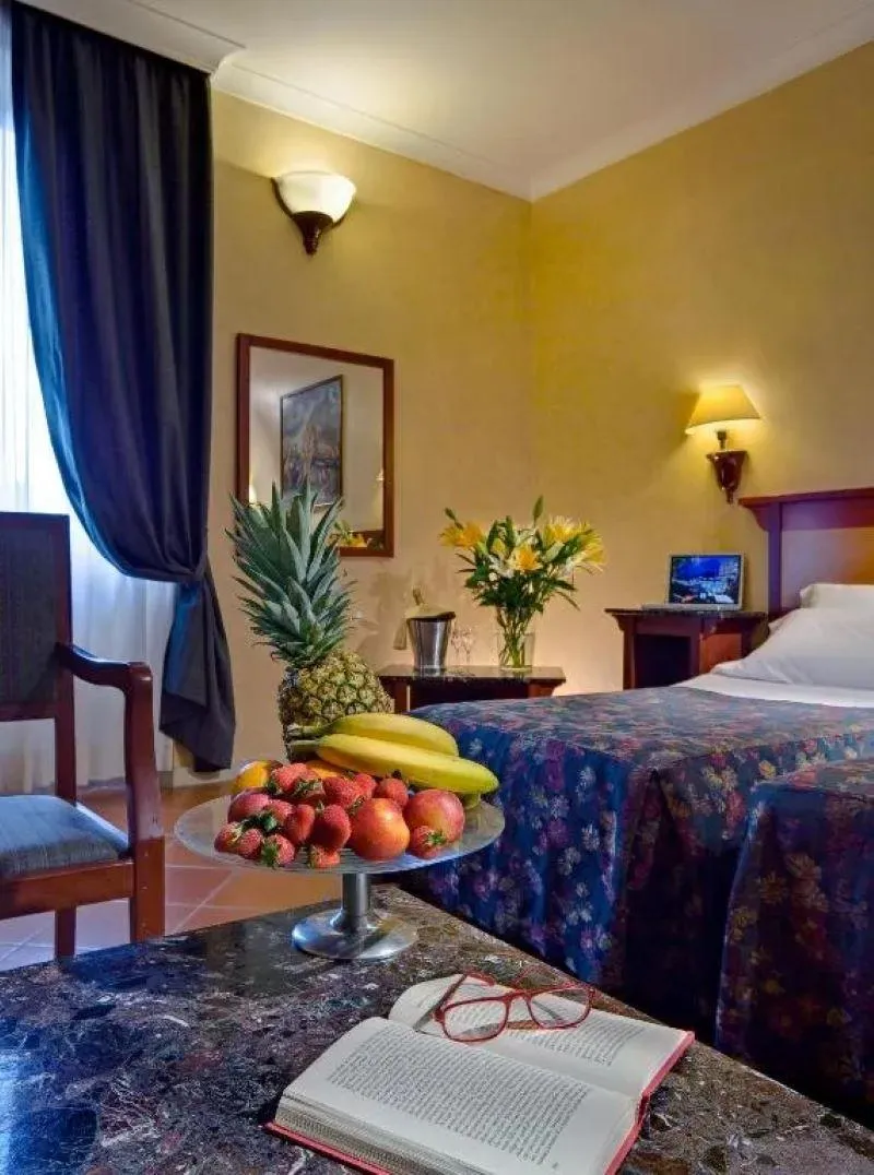 TRIPLE STANDARD Room, Corona D'Italia, Florence
