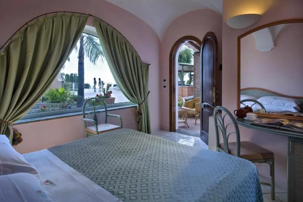 Room, Carlo Magno, Naples
