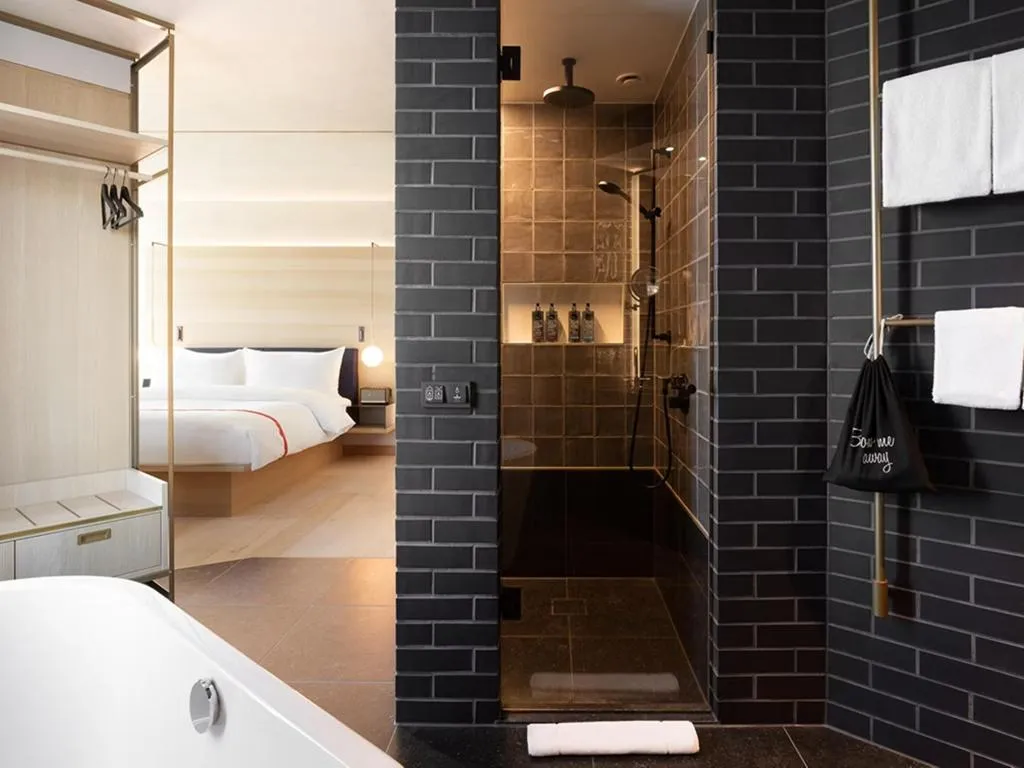Double or Twin RUN OF HOUSE Room, Ruby Emma Hotel Amsterdam by IHG, Amsterdam
