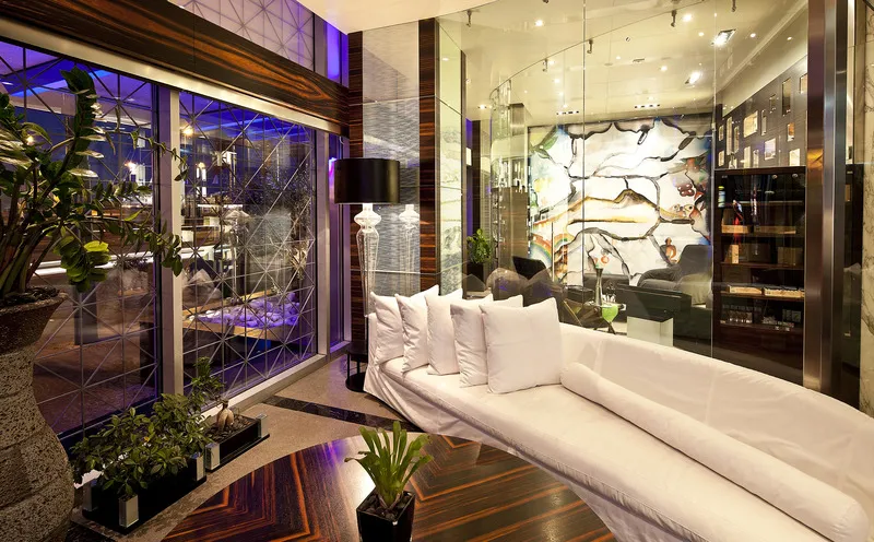 Lobby, Romeo, Naples