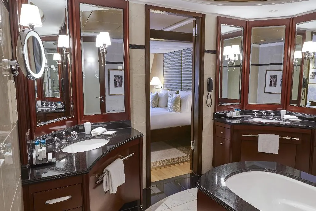 SUITE DELUXE KING BED Room, Adlon Kempinski Berlin, Berlin