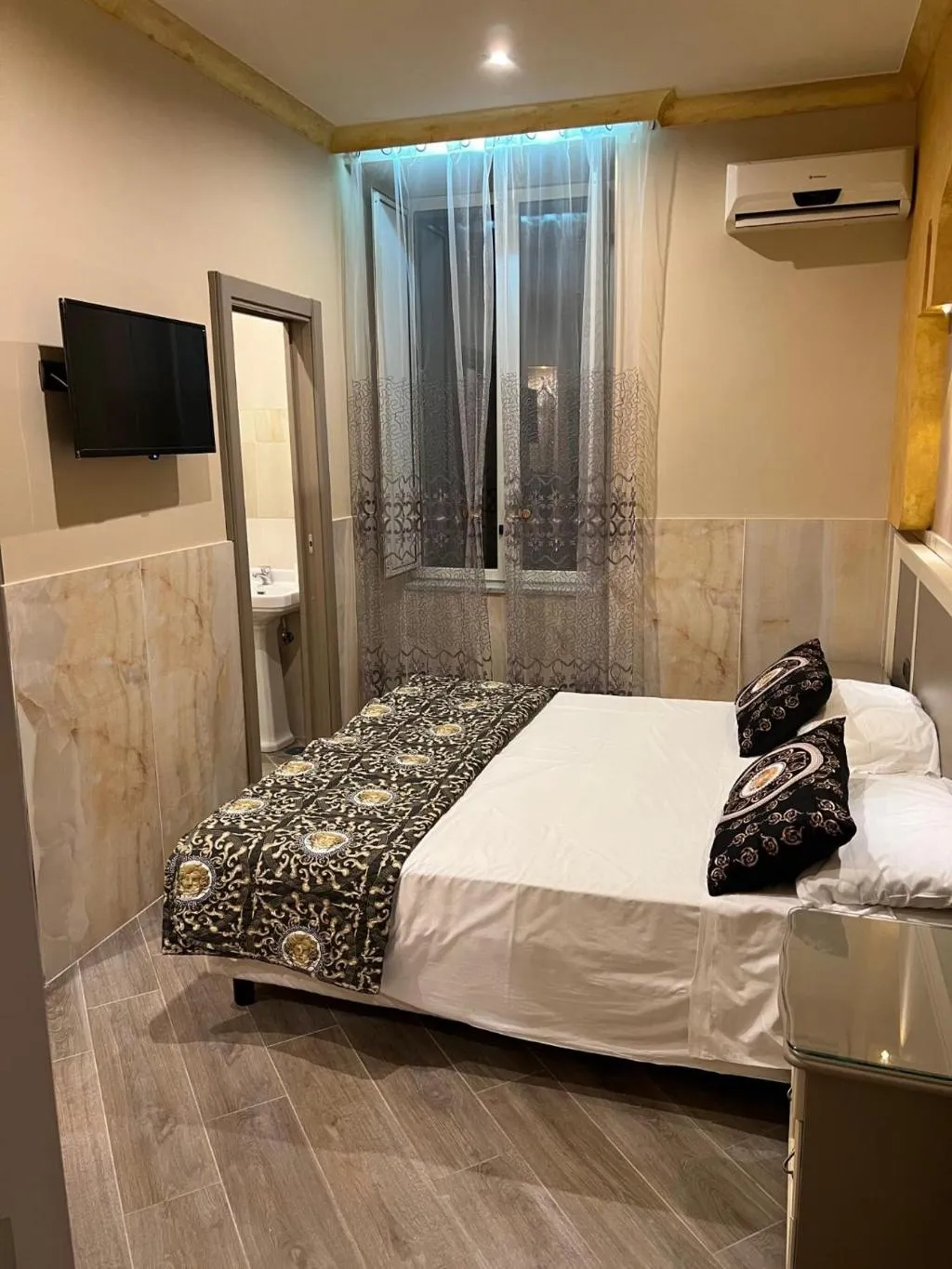 DOUBLE STANDARD Room, Iris, Naples