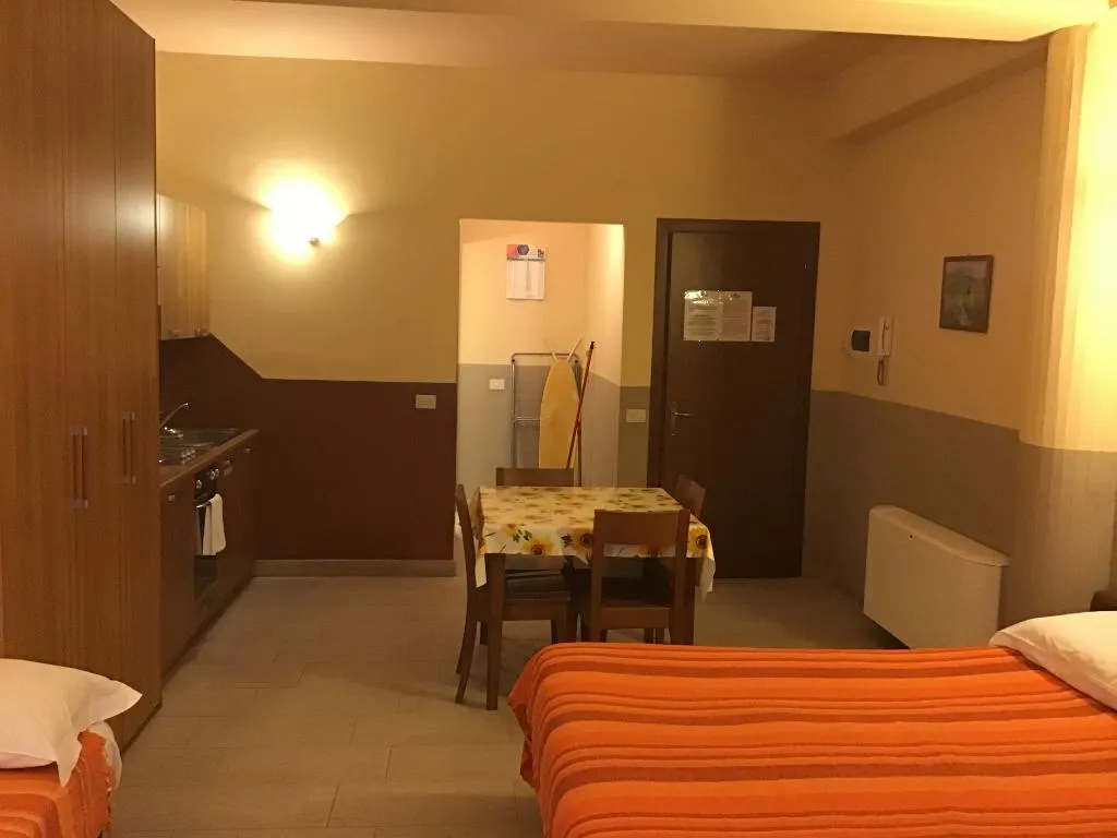 STUDIO CAPACITY 4 Room, Gemini City Centre Studios, Florence