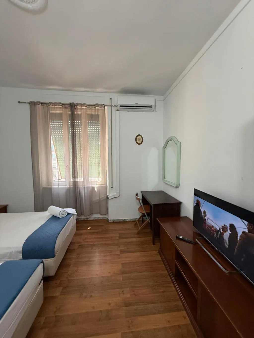 TWIN WITH SHARED BATHROOM Room, Two Ducks Hostel, Naples
