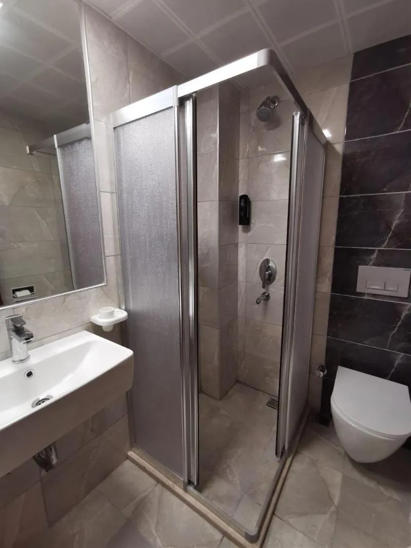 Room, Pink Palace, Dalaman
