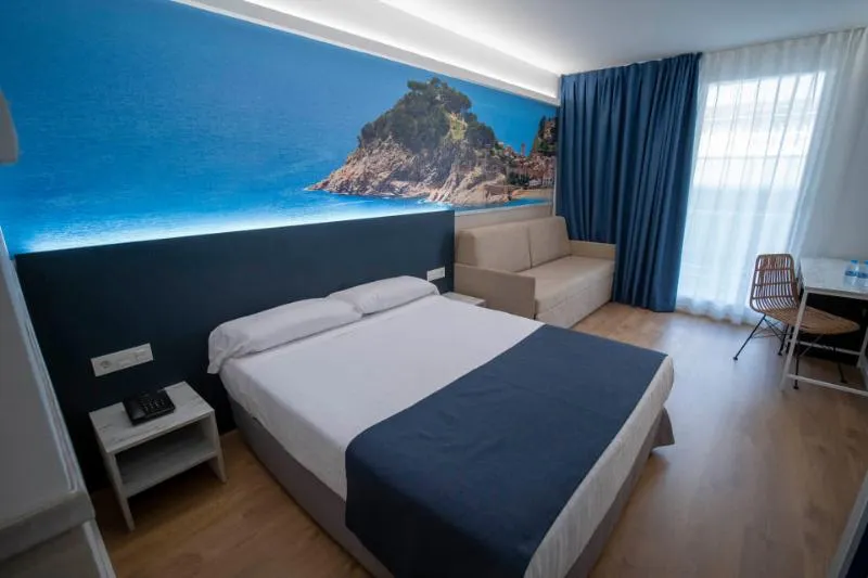 TRIPLE SUPERIOR Room, Don Juan Tossa, Costa Brava