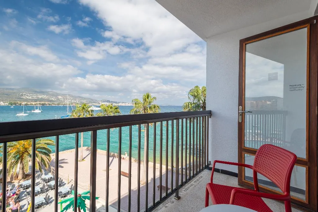 TRIPLE DELUXE SEA VIEW Room, Leonardo Royal Hotel Mallorca, Majorca
