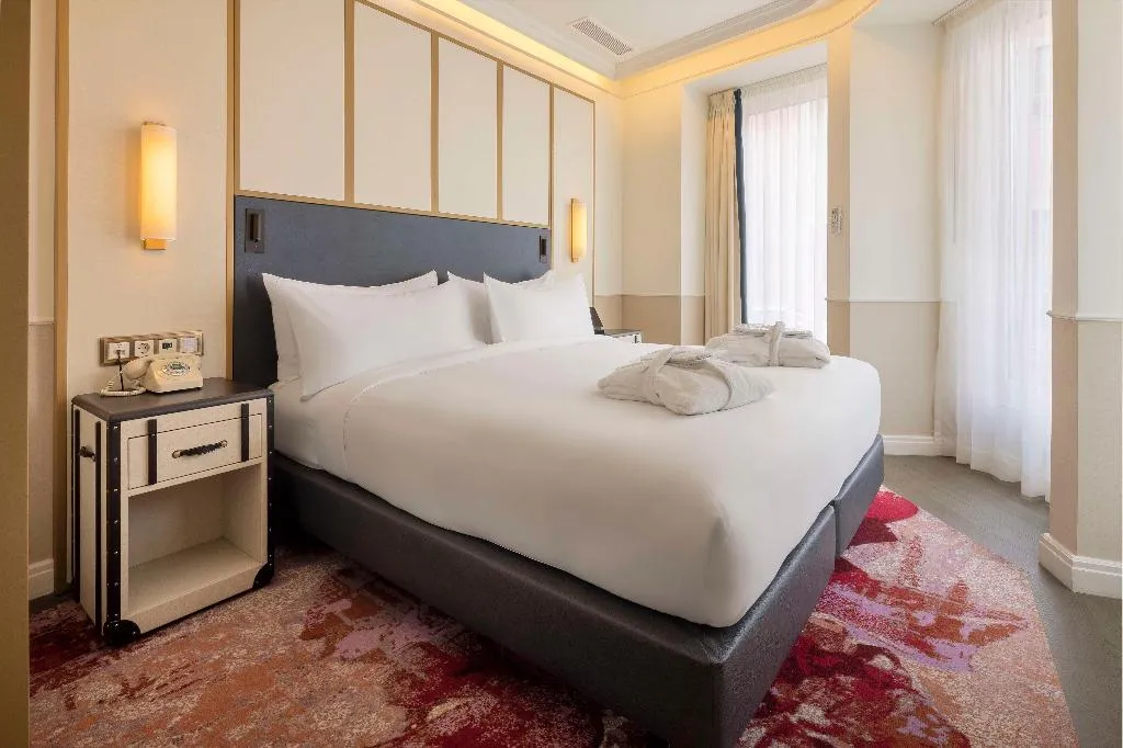 SUITE STANDARD Room, The Emerald House Lisbon, Curio Collection by Hilt, Lisbon
