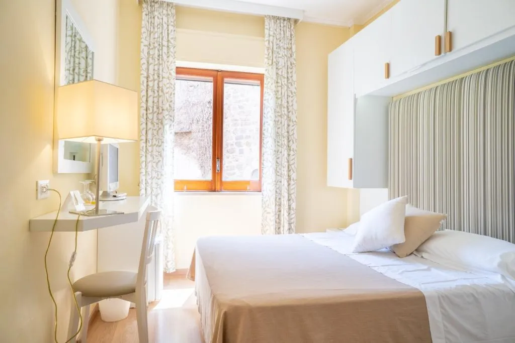 Double or Twin ECONOMY Room, Hotel Regina Sorrento, Naples