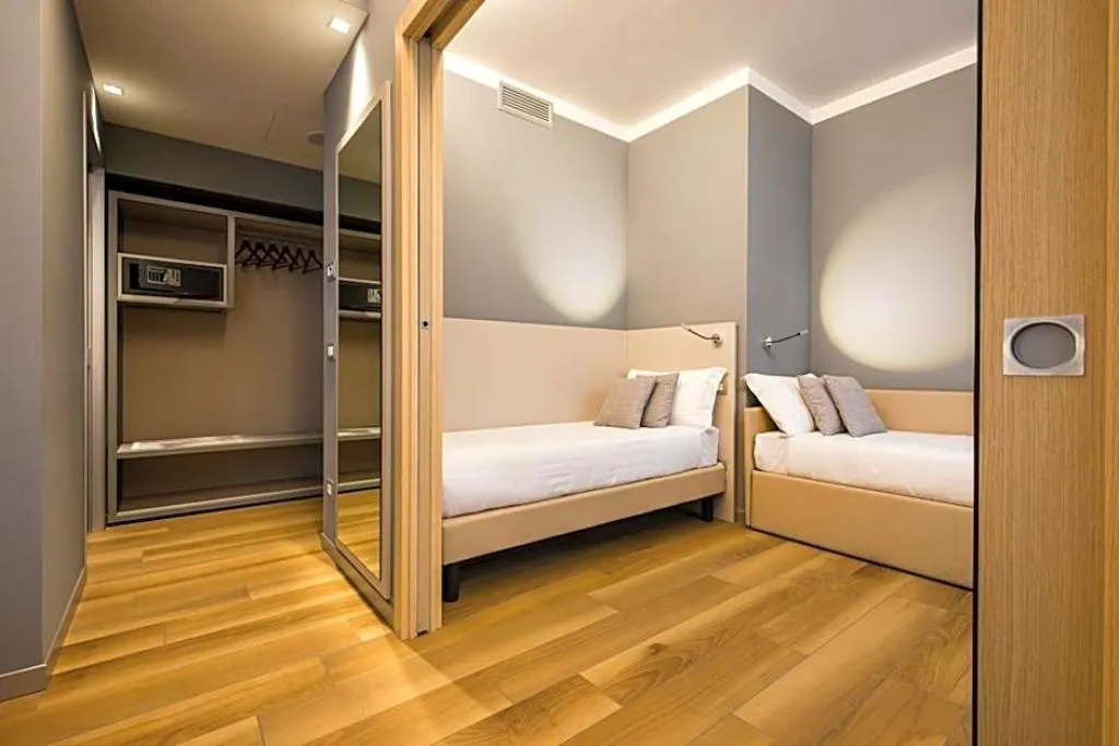 QUADRUPLE STANDARD Room, 43 Station Hotel, Milan