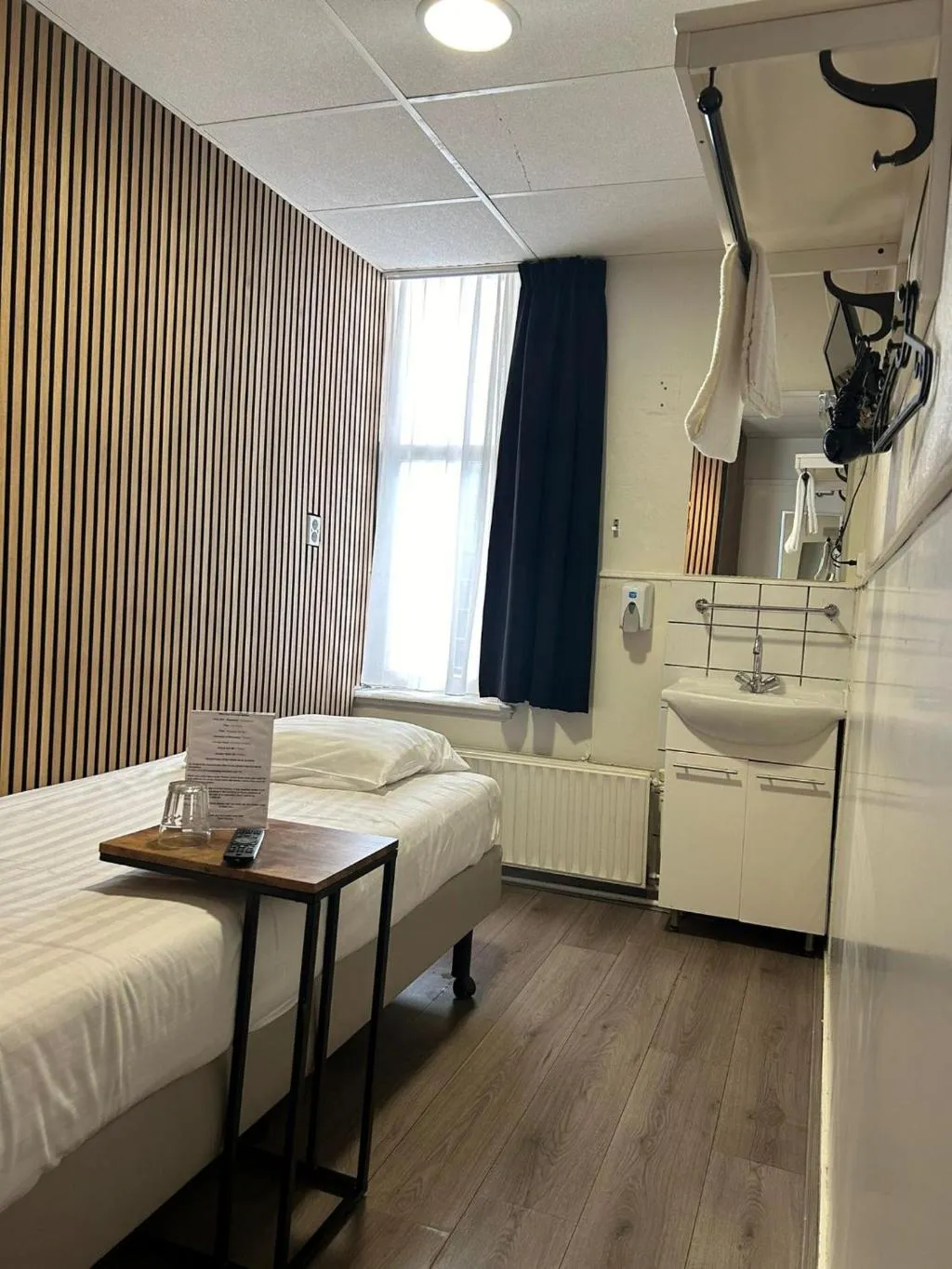 SINGLE WITH SHARED BATHROOM Room, Budget Hotel Hortus, Amsterdam