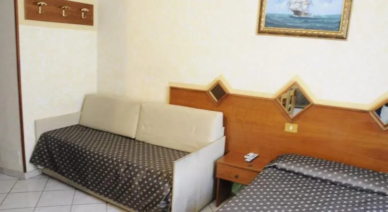 TRIPLE STANDARD Room, Hotel Farini, Rome