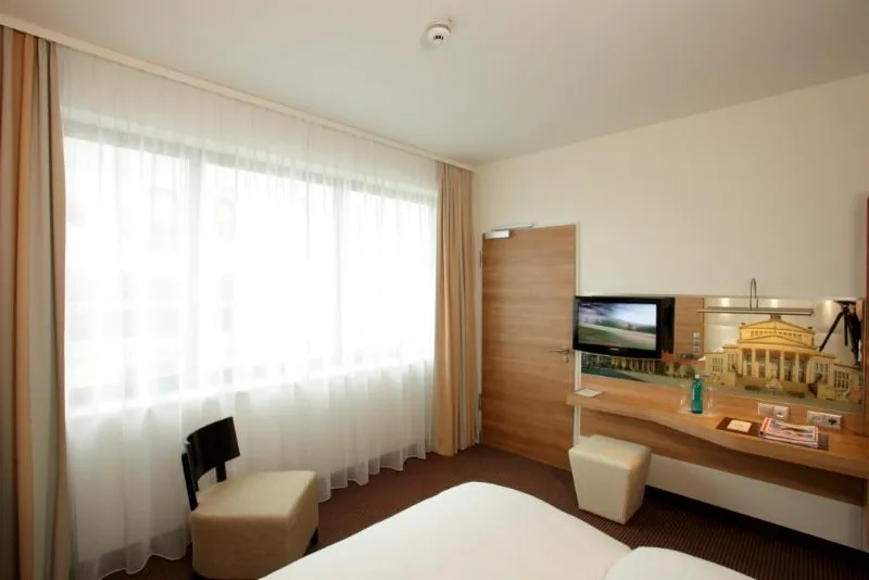 Room, H4 Hotel Berlin Alexanderplatz, Berlin