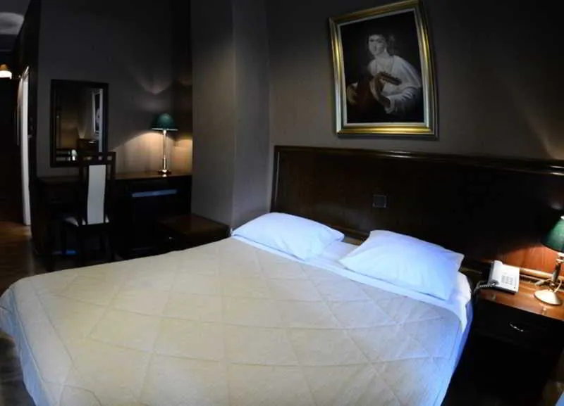 Room, Nicola, Athens