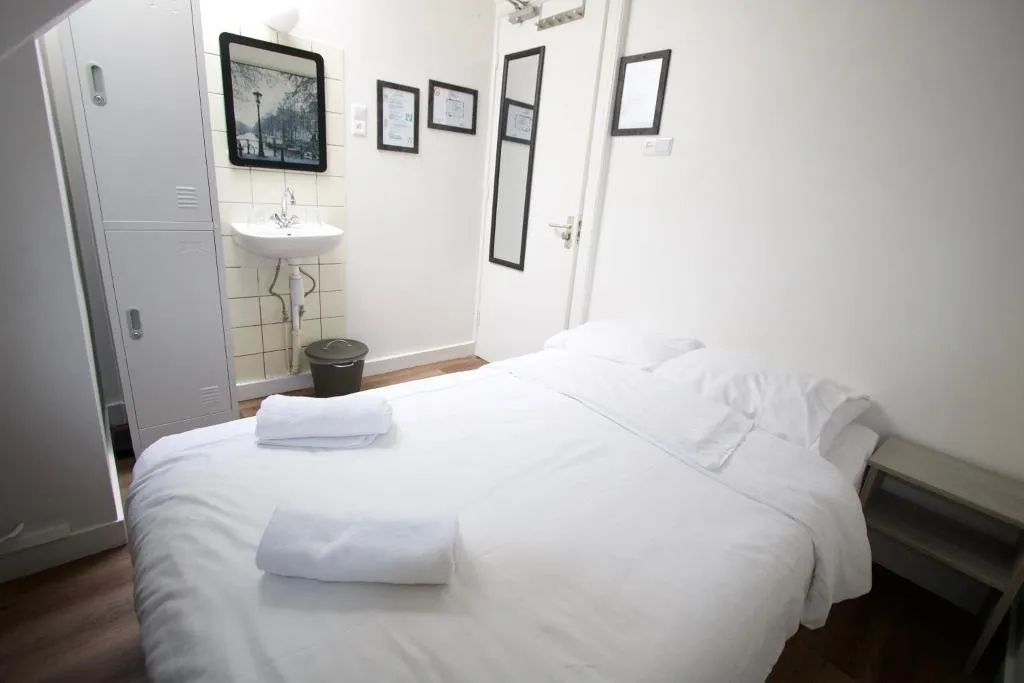 DOUBLE WITH SHARED BATHROOM Room, Budget Hotel Hortus, Amsterdam