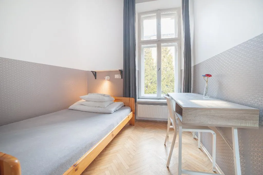 SINGLE WITH SHARED BATHROOM Room, Dizzy Daisy Hostel, Krakow