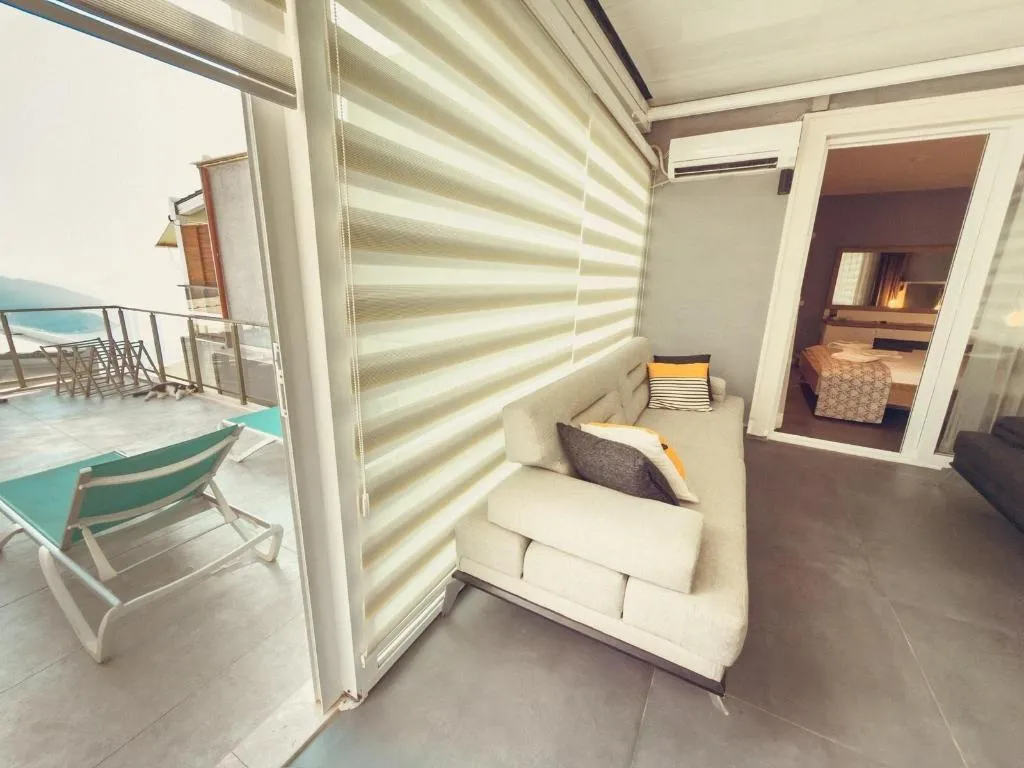 Room, Un Amor Hotel, Dalaman