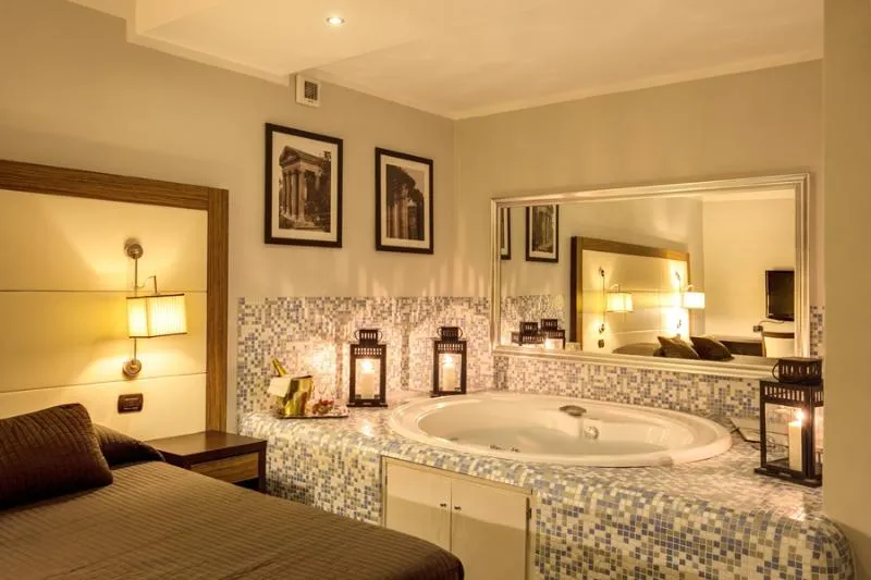 SUITE WITH JACUZZI Room, The Strand, Rome