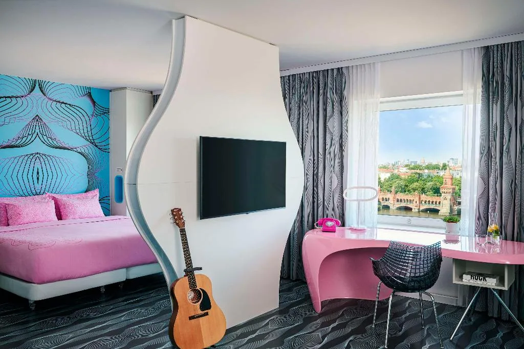 JUNIOR SUITE WITH VIEWS Room, nhow Berlin, Berlin