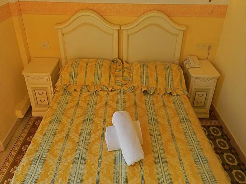 Room, Desiree, Florence