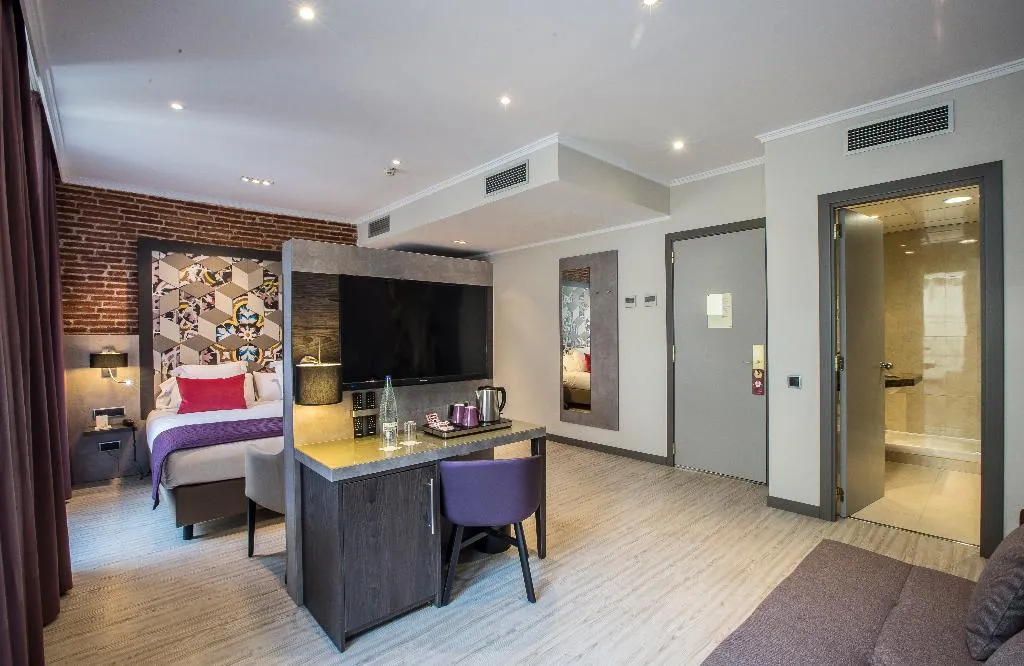 Double or Twin DELUXE Room, Leonardo Hotel Las Ramblas, Barcelona