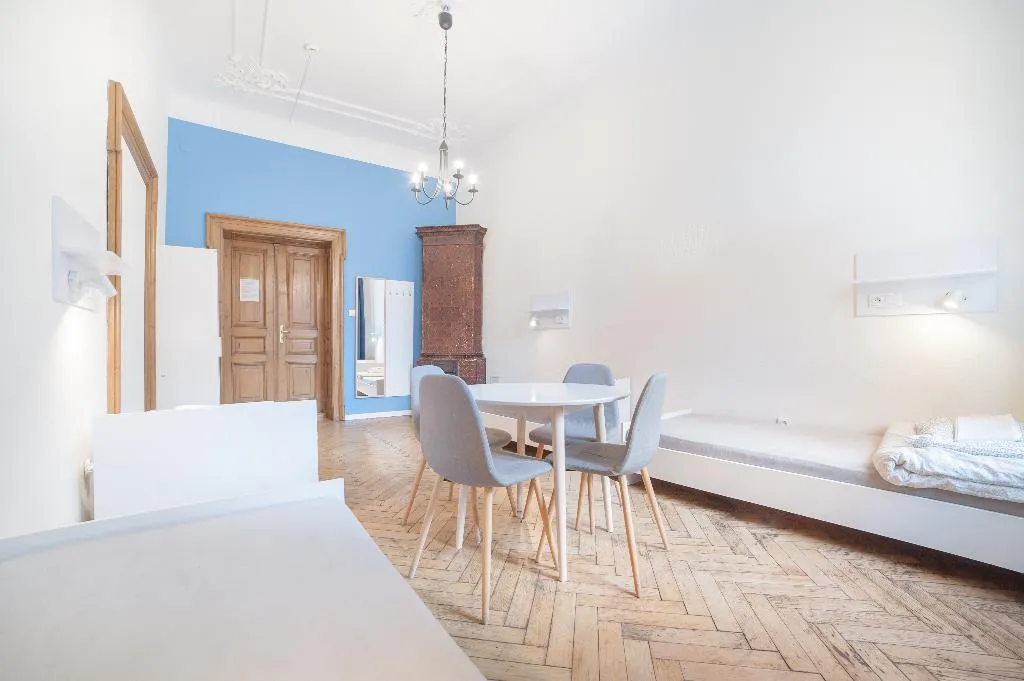 QUADRUPLE WITH SHARED BATHROOM Room, Dizzy Daisy Hostel, Krakow