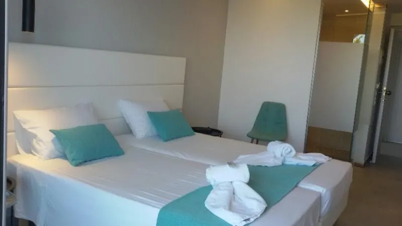 Room, Happy Days, Rhodes