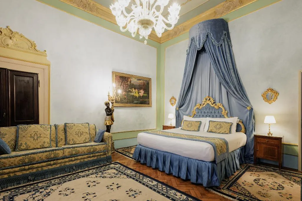 JUNIOR SUITE CANAL VIEW Room, Palazzo Paruta, Venice