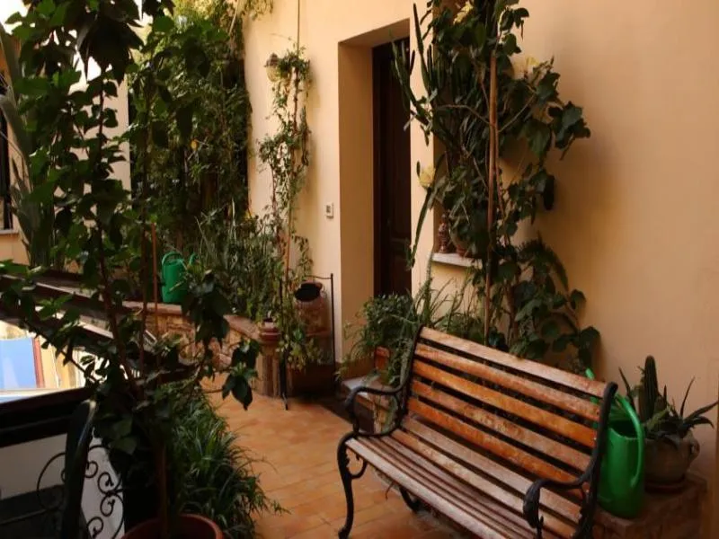 Lobby, Art Lincoln, Palermo