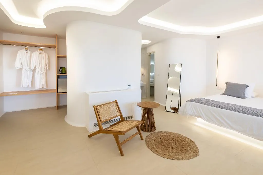 SUITE DELUXE GARDEN VIEW Room, Zannos Melathron Hotel By Omilos Hotels, Santorini