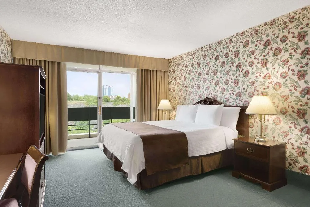 DOUBLE STANDARD Room, Travelodge By Wyndham Niagara Falls Fallsview, Toronto, Ontario