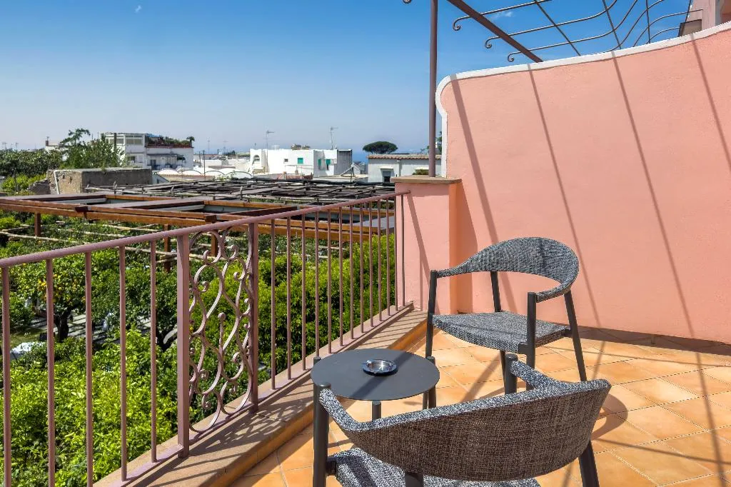 JUNIOR SUITE GARDEN VIEW WITH BALCONY Room, Casa Mariantonia, Naples
