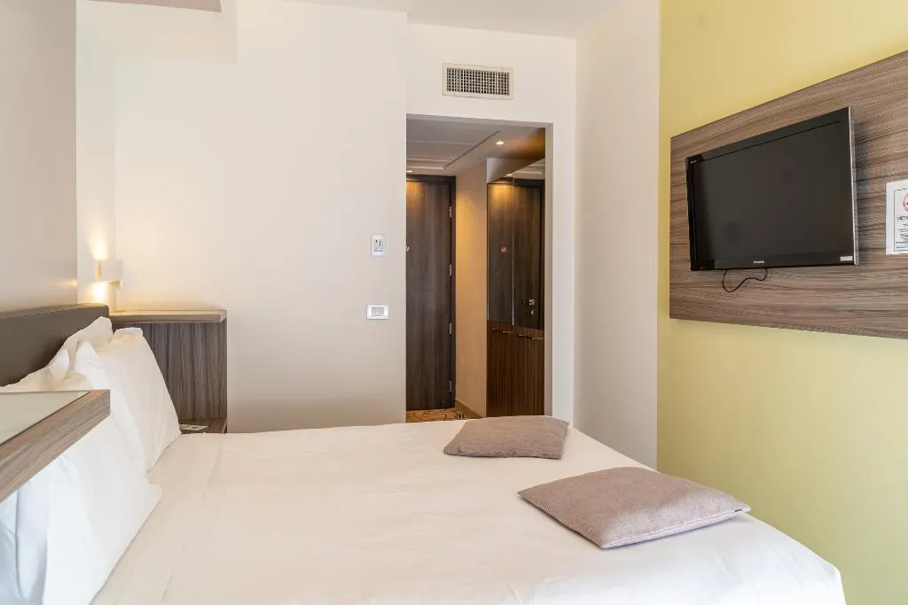 Double or Twin CLASSIC WITH BALCONY Room, Hotel Désirée by Double Hospitality, Milan