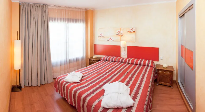 Room, Parot, Ibiza