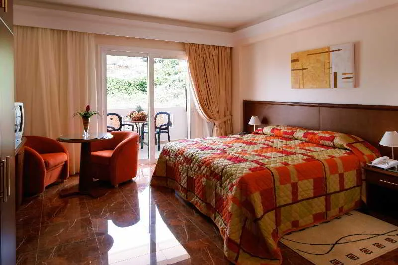 Room, Porto Alegre, Crete