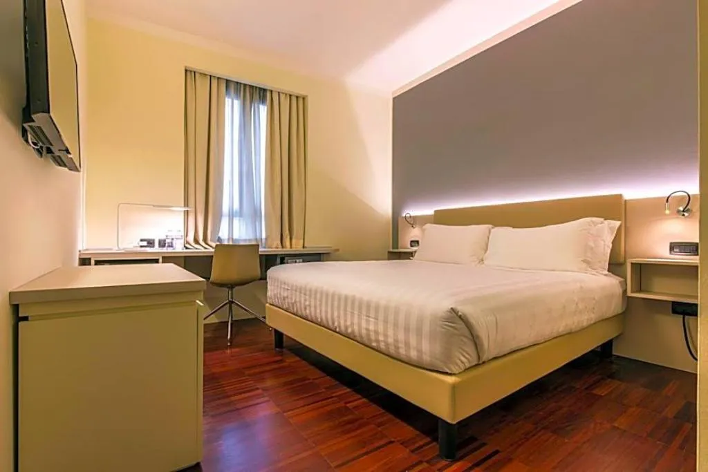 QUADRUPLE SUPERIOR Room, 43 Station Hotel, Milan
