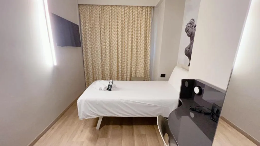 SINGLE ECONOMY Room, B&B Hotel Como City Center, Milan